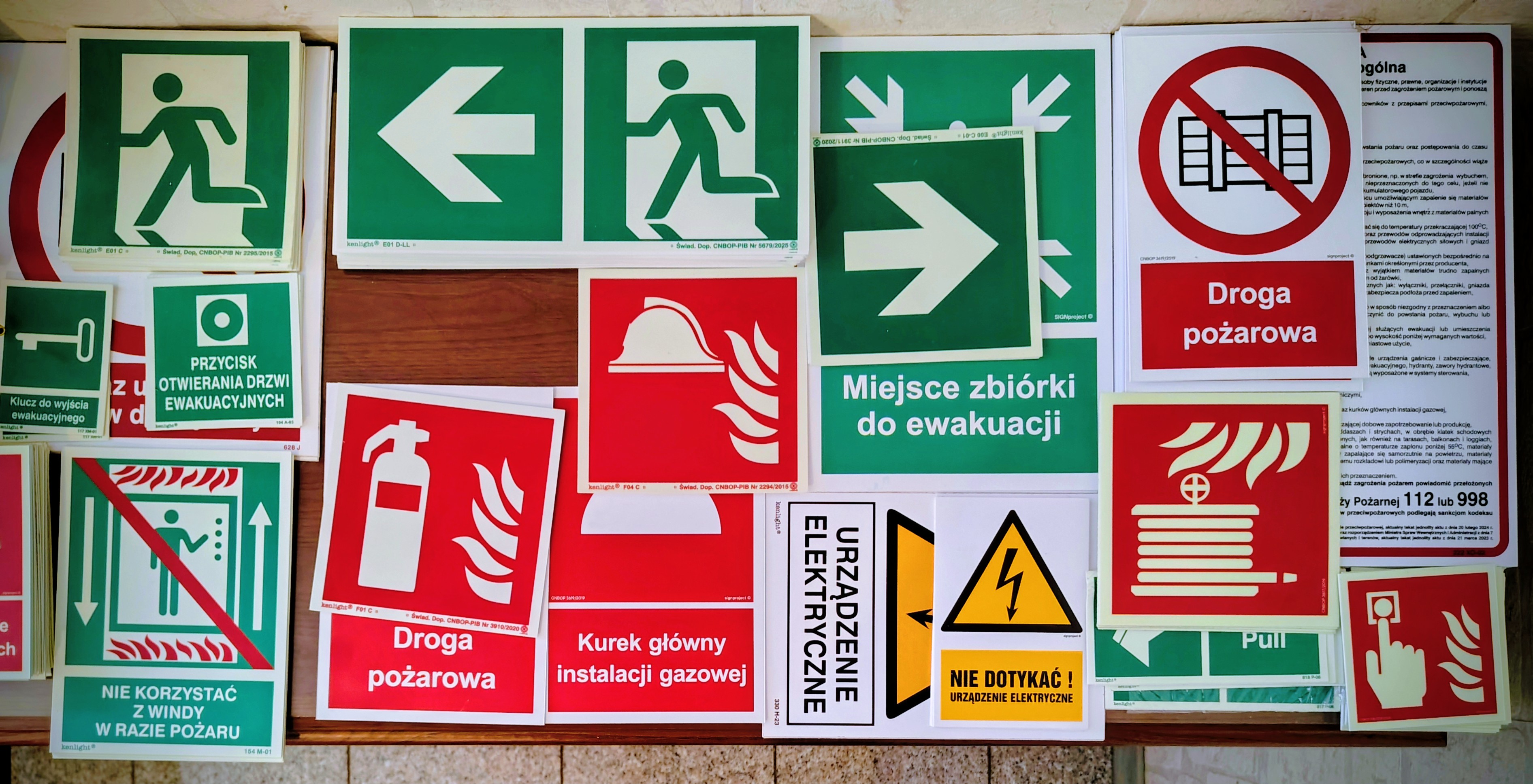 Znaki bezpieczeństwa i&nbsp;ewakuacyjne